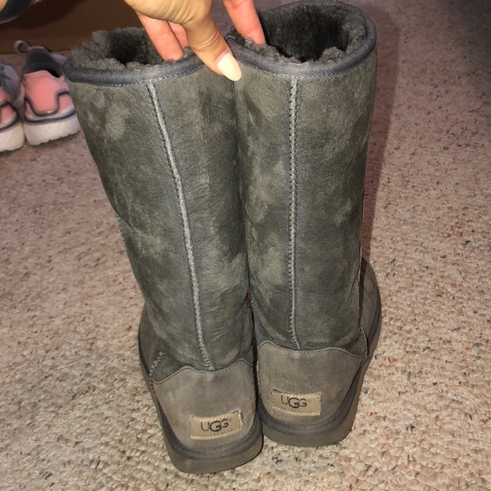 UGGS - Picture 4 of 4